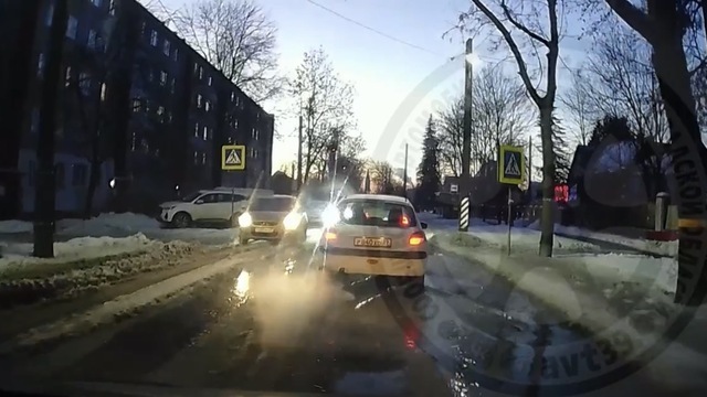 Одна из улиц в Калининграде превратилась в реку, автобусы задерживаются