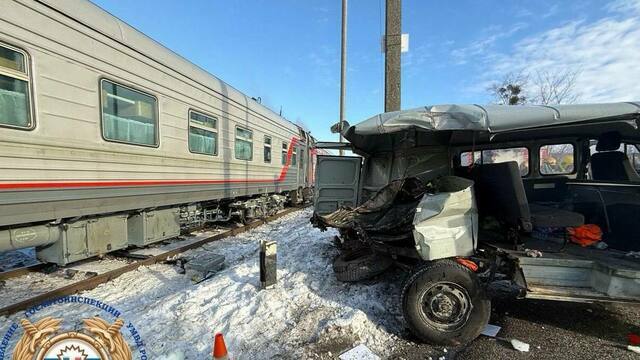 В Калининграде пассажирский автобус въехал в столб, за городом машина столкнулась с поездом