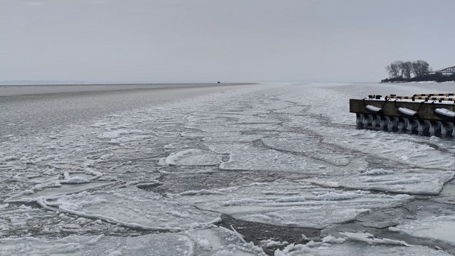 Не хватает питьевой воды и продуктов: жители Балткосы жалуются на проблемы из-за ледовой западни