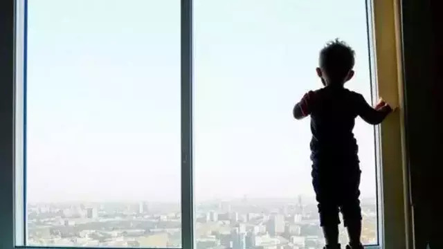 На ул. Левитана малыш открыл окно на 3-м этаже, пока родители спали. Его заметили соседи