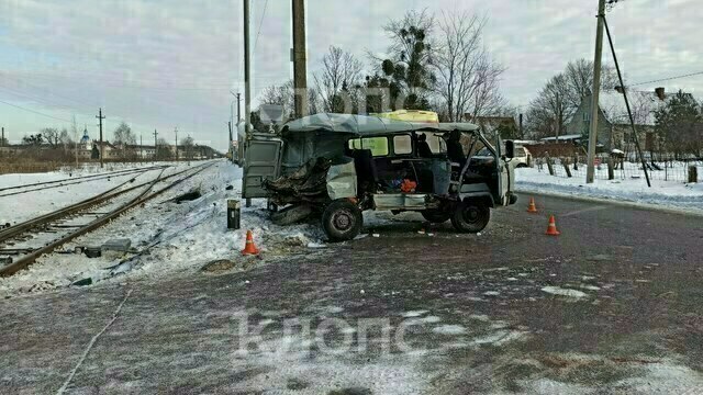 Водитель в тяжёлом состоянии: что известно о столкновении уазика с локомотивом в Калининградской области  