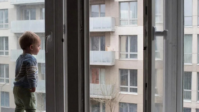 На ул. Левитана малыш открыл окно на 3-м этаже, пока родители спали. Его заметили соседи