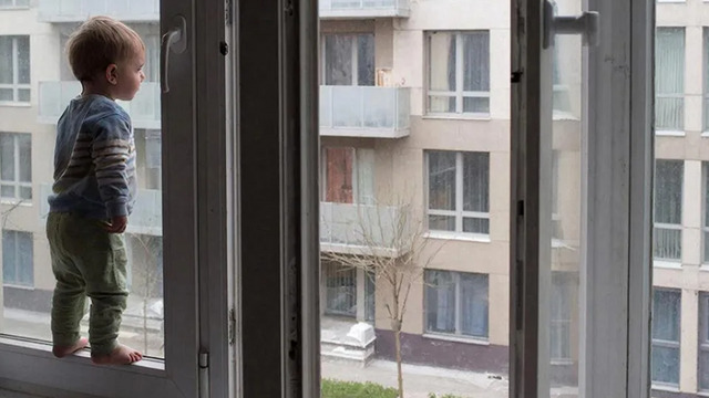 На ул. Левитана малыш открыл окно на 3-м этаже, пока родители спали. Его заметили соседи