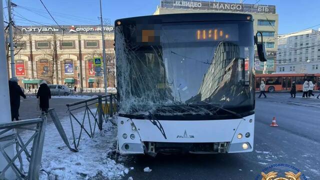 Разбила лицо о поручень: калининградка рассказала, что происходило в автобусе, въехавшем в столб на площади Победы 