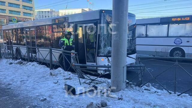 В центре Калининграда пассажирский автобус врезался в столб, есть пострадавшие (фото)