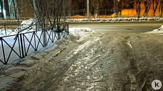 В Калининграде принялись латать одни улицы, а с других даже не убрали лёд (фото, видео)