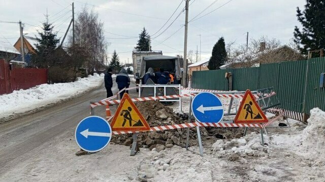 Двенадцать часов работы нон-стоп: один из прорывов труб в Калининграде мастера устраняли полсуток