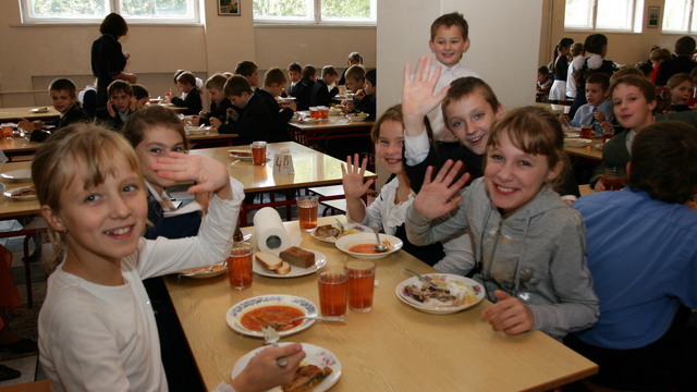 На еду в школьных столовых Калининграда жаловаться стали меньше
