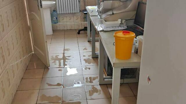 Ночью в поликлинике Янтарного обвалился потолок и затопило помещения