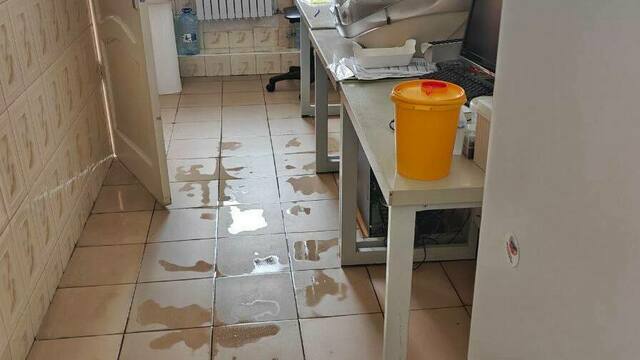 Ночью в поликлинике Янтарного обвалился потолок и затопило помещения