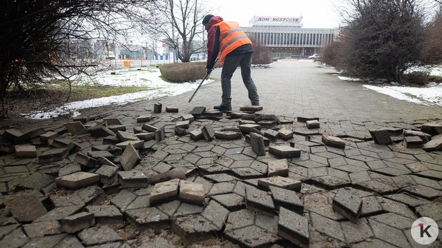 Эксперты разберутся, кто виноват в появлении трещин и других дефектов в сквере возле бывшего Дома искусств