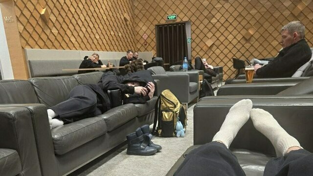 «Нет, ну это уже не смешно»: волейболистки «Локомотива» застряли в московском аэропорту, ожидая рейса в Калининград