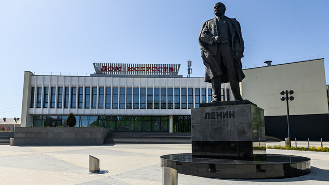 Эксперты проведут обследование для установления причин появления трещин и других дефектов в сквере возле бывшего Дома искусств