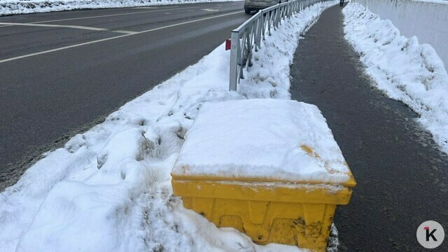 Устав ждать милости от УК, калининградцы стали посыпать дворы песком из жёлтых ящиков — и оказались не правы