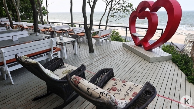 Прочь с пляжа: Росимущество выиграло в суде иск о выселении кафе с берега моря в Янтарном  