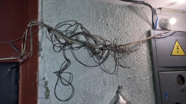 Захламление лестниц жилого дома в Рябиновке нарушает закон и чревато новым пожаром — МЧС  