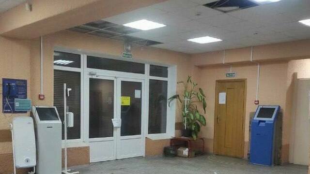 В детской поликлинике Советска прорвало трубу и обвалилось потолочное покрытие (фото)  