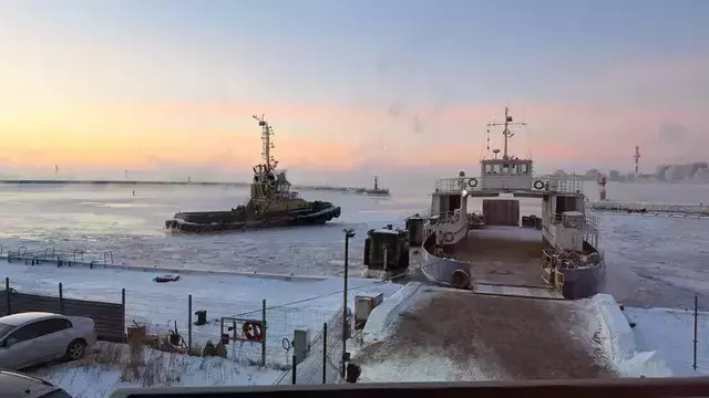 Паром на Балтийскую косу снова перевозит машины, но только легковые