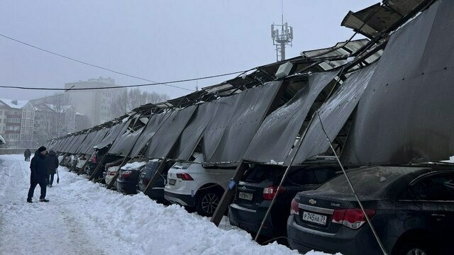 В Калининграде на ул. Горького на автомобили обрушилась крыша парковки