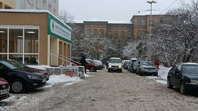 Метлой по гололёду: как убирают снег у больниц и поликлиник Калининграда (фото, видео)  