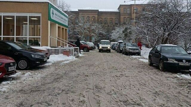 Метлой по гололёду: как убирают снег у больниц и поликлиник Калининграда (фото, видео)  