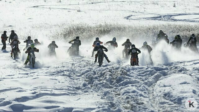 Солнце, дым и рёв моторов: калининградские экстремалы устроили заезд по заснеженному бездорожью (фоторепортаж)