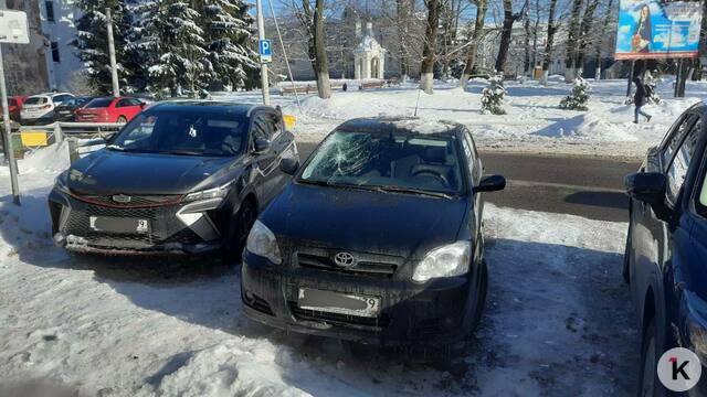 В центре Калининграда сосулька пробила стекло припаркованной у бизнес-центра машины (фото)