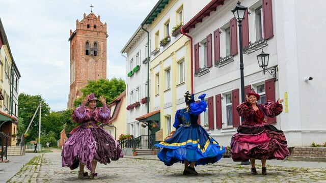 Туристы едут за замками и удивляются советским памятникам