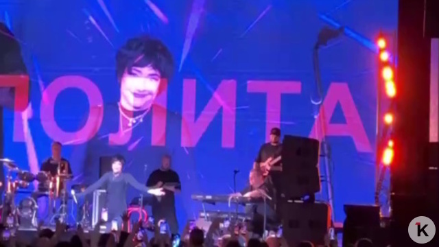 Из-за пробки на трассе в Калининградской области Лолите пришлось бежать по морозу на собственный концерт (видео) 