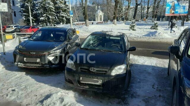 Пикирующая сосулька, кульбит на окружной Калининграда и амурные аферы: 7 событий минувших выходных  