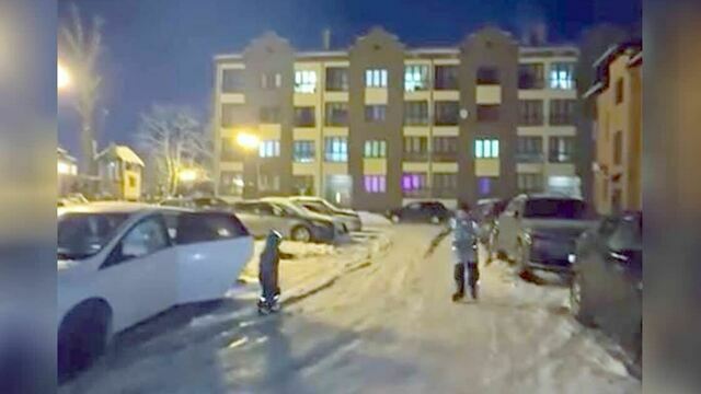 «Такой лёд хороший!»: юный конькобежец прокатился прямо по двору в Большом Исакове (видео)  