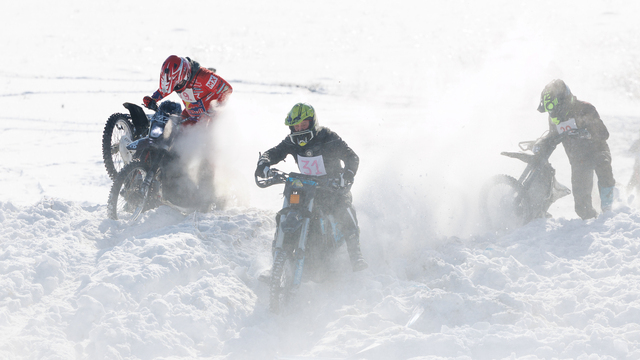 Калининградские «пингвины» устроили гонки в сугробах