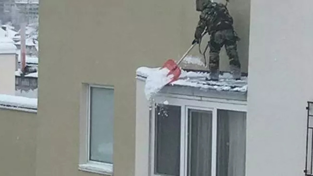 За уборку сосулек с крыш жилых домов отвечают управляющие компании