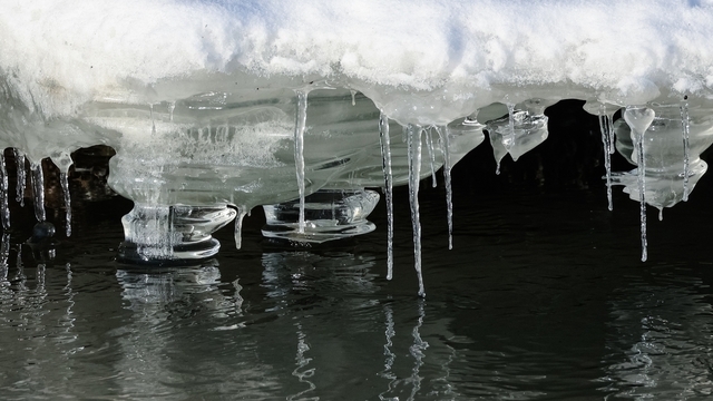 Причудливые наплывы льда снял житель Черняховска на Анграпе (фото)  