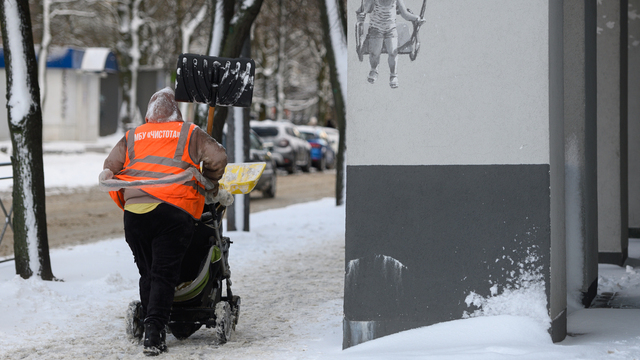 В Калининграде в разгар снегопадов уволились 30 городских дворников. Им быстро нашли замену