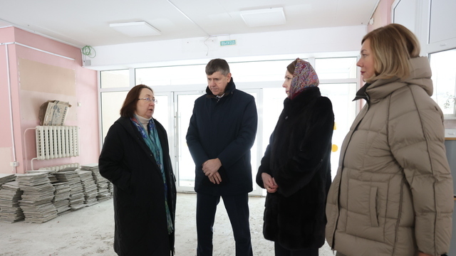 Андрей Кропоткин проверил ход капремонта в школе №1 Светлогорска