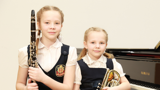 Одна сестра выбрала дерево, а другая - медь