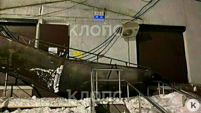 В Калининграде на Коммунальной из-за наледи рухнул козырёк над входом в аптеку (фото, видео)