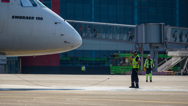 Ждать 4-5 часов: из-за мощной атаки дронов на столицу в Калининграде задерживаются самолеты
