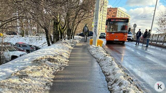 Улица Горького встала в огромной пробке из-за столкновения автобуса и легковушки (фото) 