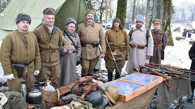 В калининградском форте №5 отметили День защитника Отечества с реконструкторами и чаем из самовара (фото)