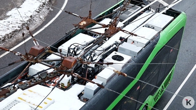 Ночное «шоу» над дорогой: в Калининграде снова загорелись и оборвались троллейбусные провода (видео)