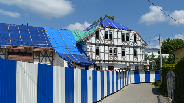 Из-за подрядчика-мошенника ремонт старинного здания в Янтарном затянулся