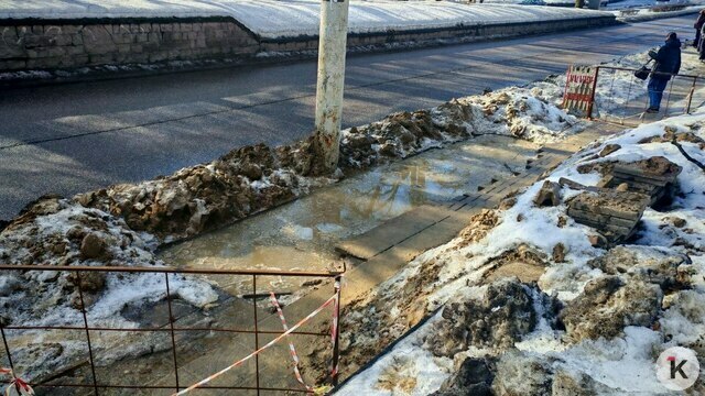 В центре Калининграда 10-летний мальчик провалился в заполненную водой яму (фото)