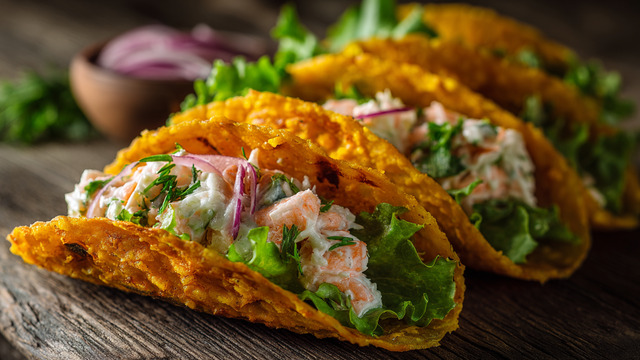 Морковные такос с крабовым салатом: яркая закуска, которая удивит гостей