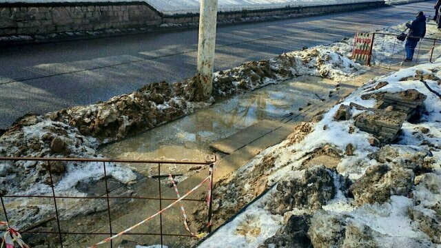 Яма в центре Калининграда, в которую провалился школьник, была огорожена, но забор украли