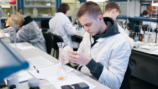 Почти половина калининградских школьников в этом году сдаёт на ЕГЭ физику и математику