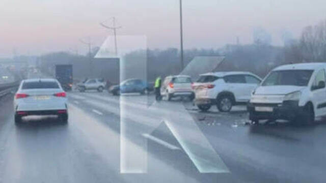 6 легковушек и один грузовик: на Емельянова произошло массовое ДТП — очевидцы (видео)