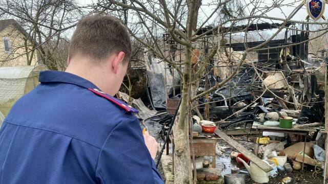 Загорелся холодильник: в Пионерском при пожаре в частном доме погибла женщина, её муж успел спастись