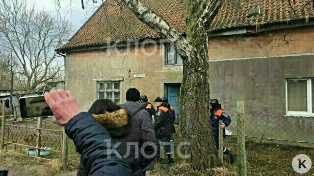 «Мы еле успели выскочить!»: на калининградском взморье разрушился двухэтажный дом, остались только стены (фото, видео)